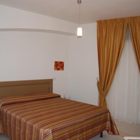 Albergo Le Dodici Lune Montecorvino Rovella Ruang foto