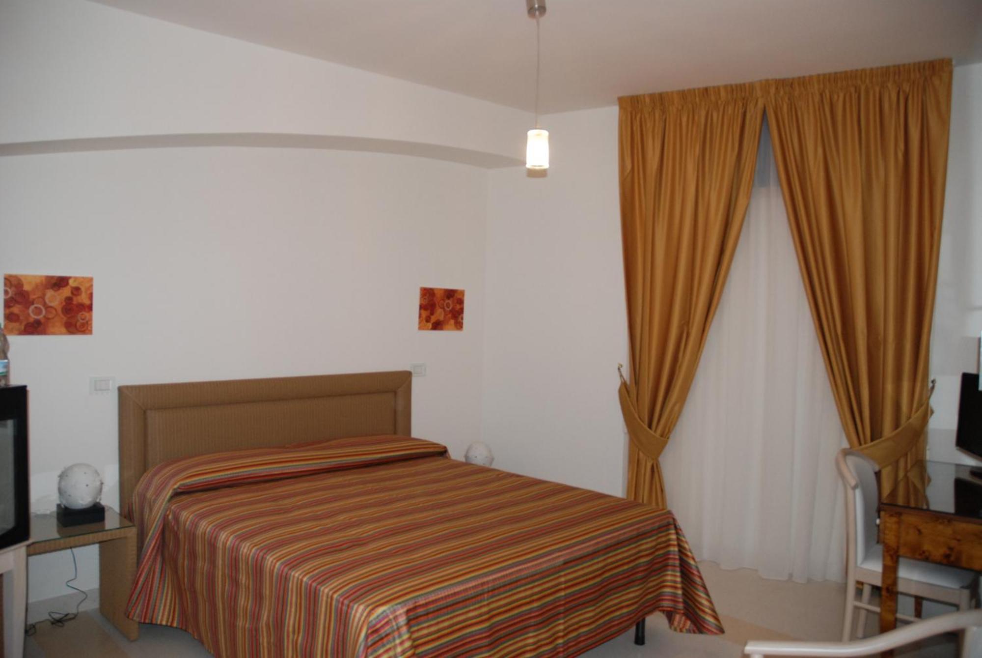 Albergo Le Dodici Lune Montecorvino Rovella Ruang foto