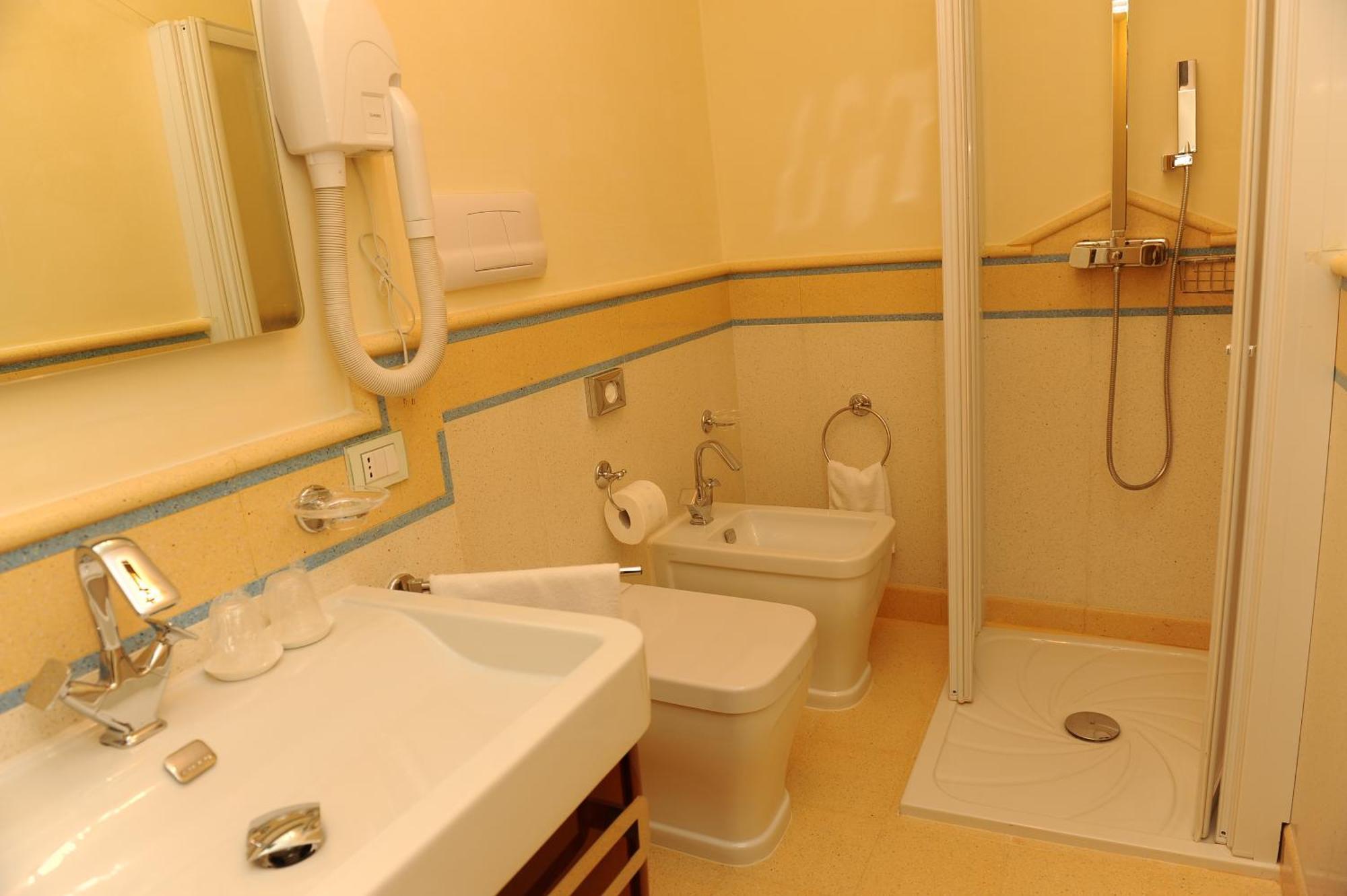 Albergo Le Dodici Lune Montecorvino Rovella Ruang foto